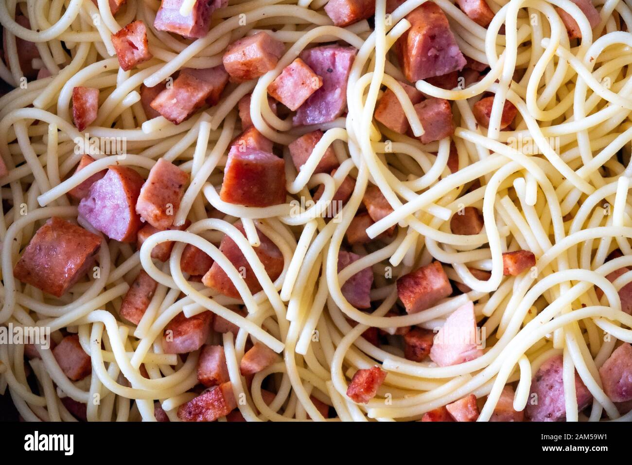 spaghetti con salsiccia in padella Foto Stock