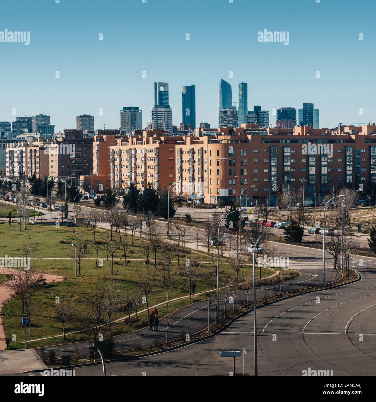 Vista di Sanchinarro zona suburbana guardando verso il Cuatro Torres quartiere degli affari di Madrid in Spagna. Foto Stock