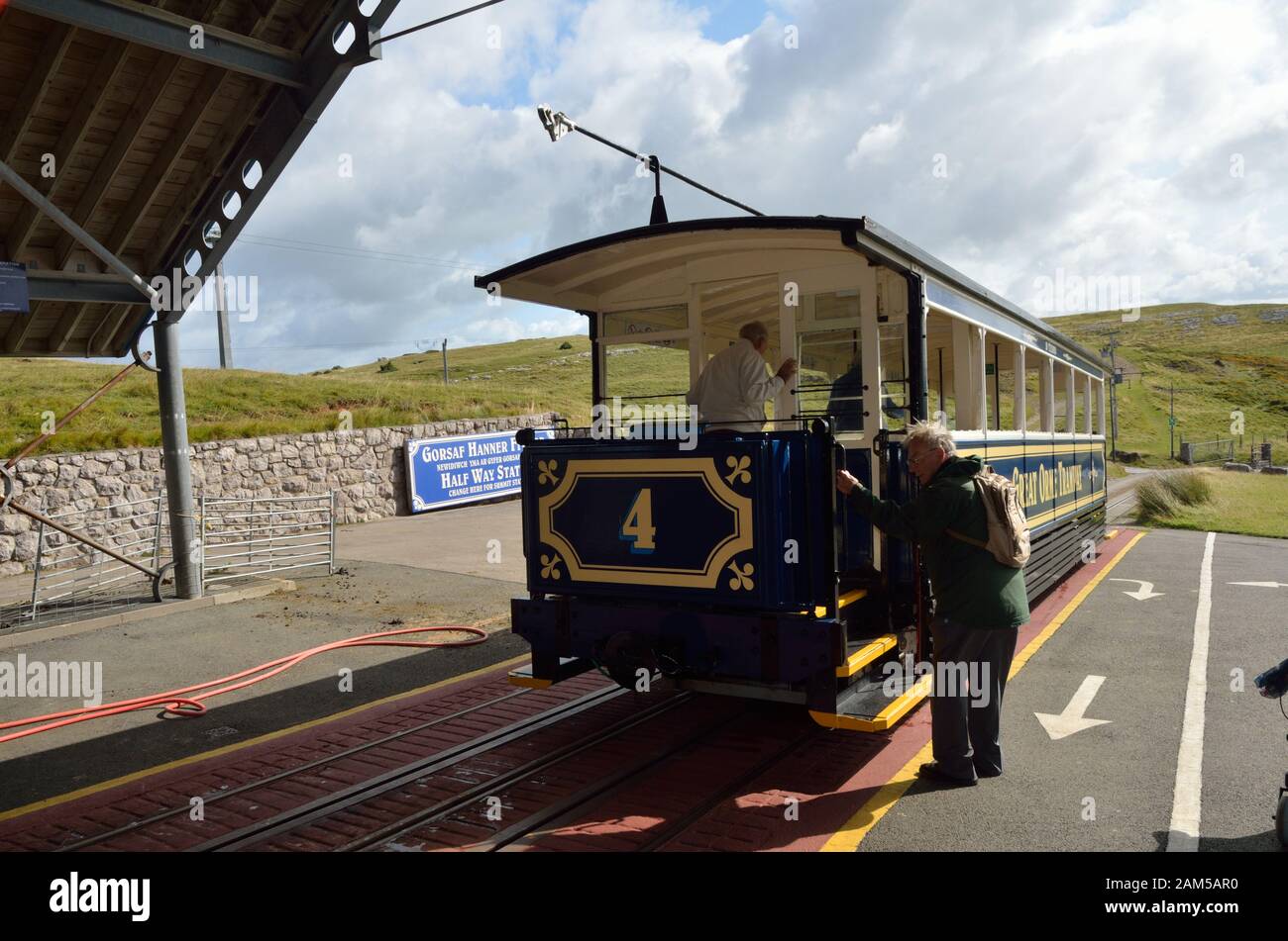 Stazione A Metà Strada, Great Orme Railway, Llandudno, Corwyn, Galles Del Nord, Regno Unito, Regno Unito, Europa. Tutto cambia qui per il vertice. Foto Stock