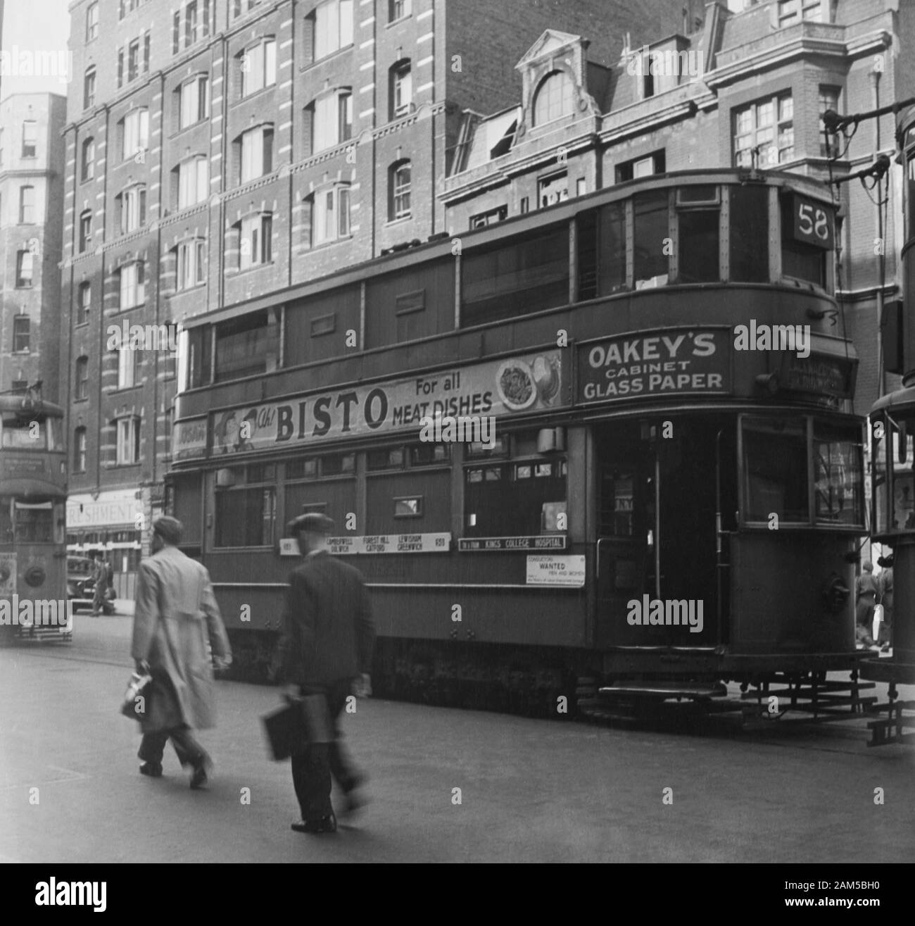 N. 58 Tram sul percorso di Blackwall via Dulwich, a sud di Londra. Guardando l'immagine, immagino che il tempo di esso risale al tempo di guerra 1940s. Questo è dovuto al fatto che le finestre di blackout e il coperchio del faro. Si prega di notare che a causa dell'età dell'immagine vi potrebbe essere imperfezioni visibili. Foto Stock