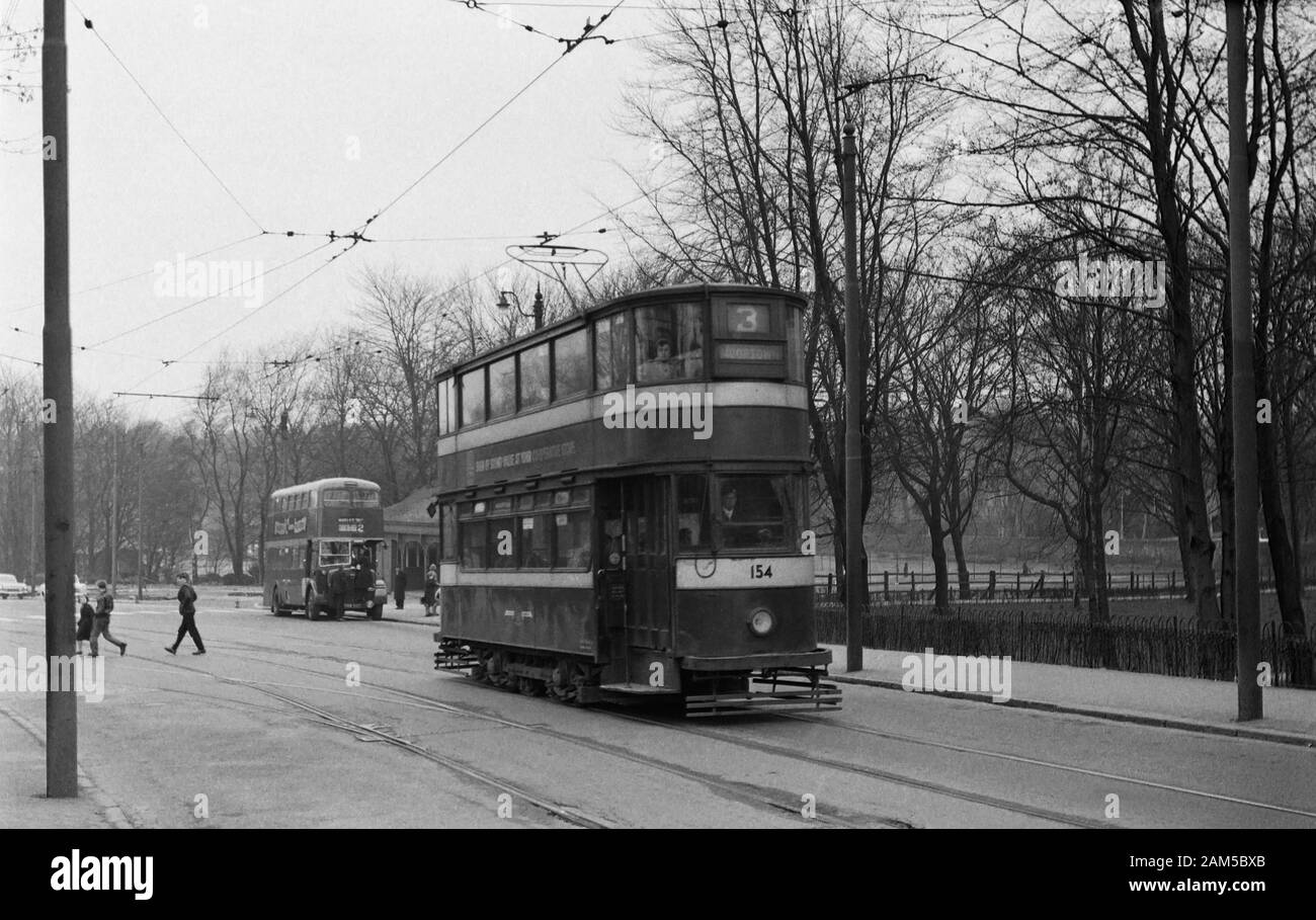 Standard di Leeds Tram n. 154 sul percorso a Moortown. Il double deck bus sul retro è una Daimler. Immagine presa durante la fine degli anni cinquanta prima del tram sono state smantellate. Foto Stock