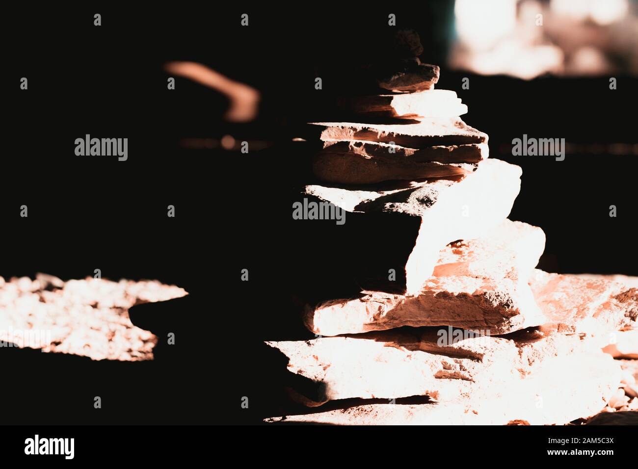 Pila di lastre di marmo, immagine scura in bianco e nero con ombre scure dure Foto Stock