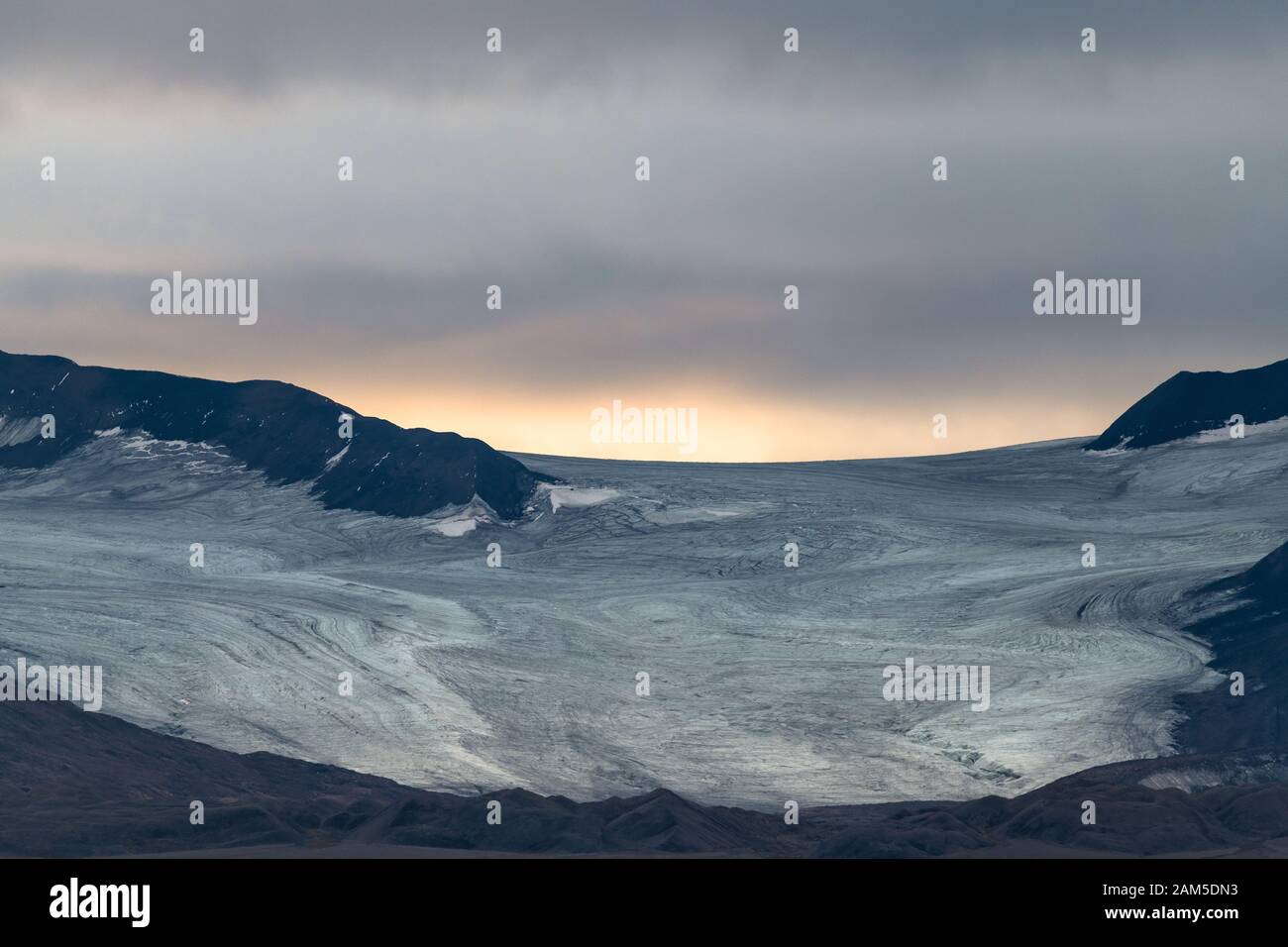 La luce del sole sorge dopo un grande ghiacciaio - paesaggio tremendo nell'Artico Foto Stock