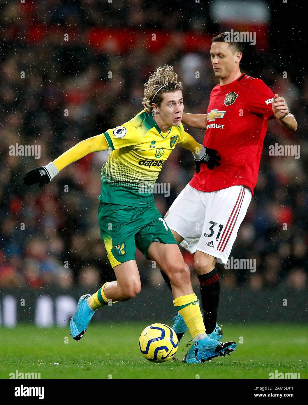 Norwich City's Todd Cantwell (sinistra) prende la palla oltre il Manchester United Nemanja Matic (a destra) durante il match di Premier League a Old Trafford, Manchester. Foto Stock