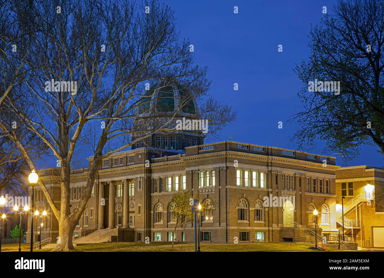 Chavez County Courthouse (1911) al crepuscolo, Roswell, New Mexico USA Foto Stock