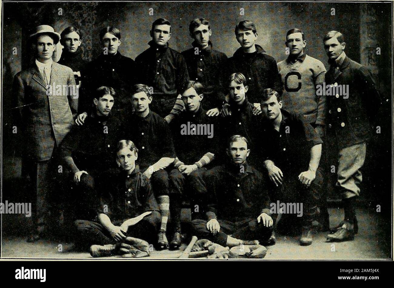 Il Phoenix . Il Team di 1907 squadra di baseball, 1907 Ufficiali manager-R. G. Wliite, Oregon.Coach-C. M. Spencer, III classifica.capitano-J. B. Bushyhead, Okla. Catcher-Harwcod^ prima Base-Walker, seconda base-Bushyhead, terza base-Hunt, Interbase-Brovn, campo sinistro-Landram, centro campo-Lewis, campo a destra-Carlisle. Brocche-Miller, Giordania. Sostituti-Maxwell, Mitchell, Watson. Partite giocate IN LIBANO : guancia Neal i; C. U. o.guancia Neal 2; C. U. 6.U. del Tennessee i: C. U. U.O. di Tennessee 3; C. U. 4.U. del Tennessee o; C. U. i.Howard College ho; C. U. 2.Howard College 8; C. U 3.Mo. Scuola di mine 3; C. U. 10.Mo. Foto Stock