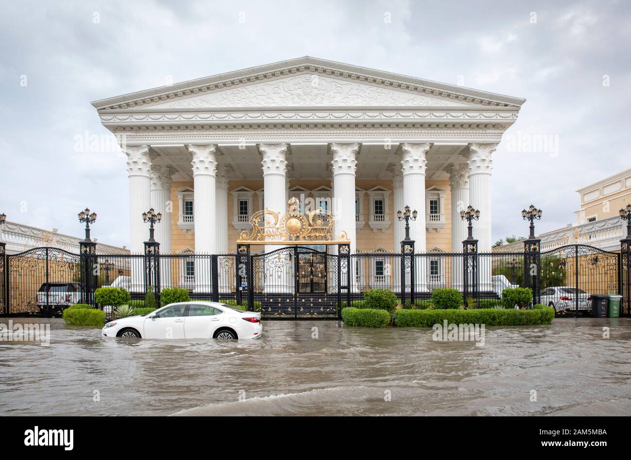 Dubai, Emirati Arabi Uniti, 11 Gennaio 2020: strade inondate di Jumeirah dopo una pioggia pesante Foto Stock