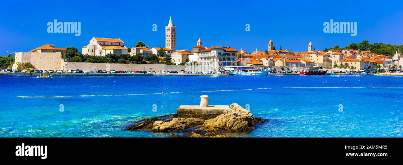 Unica città vecchia di Rab, vista sul mare, le case e la vecchia cattedrale.Croatia. Foto Stock