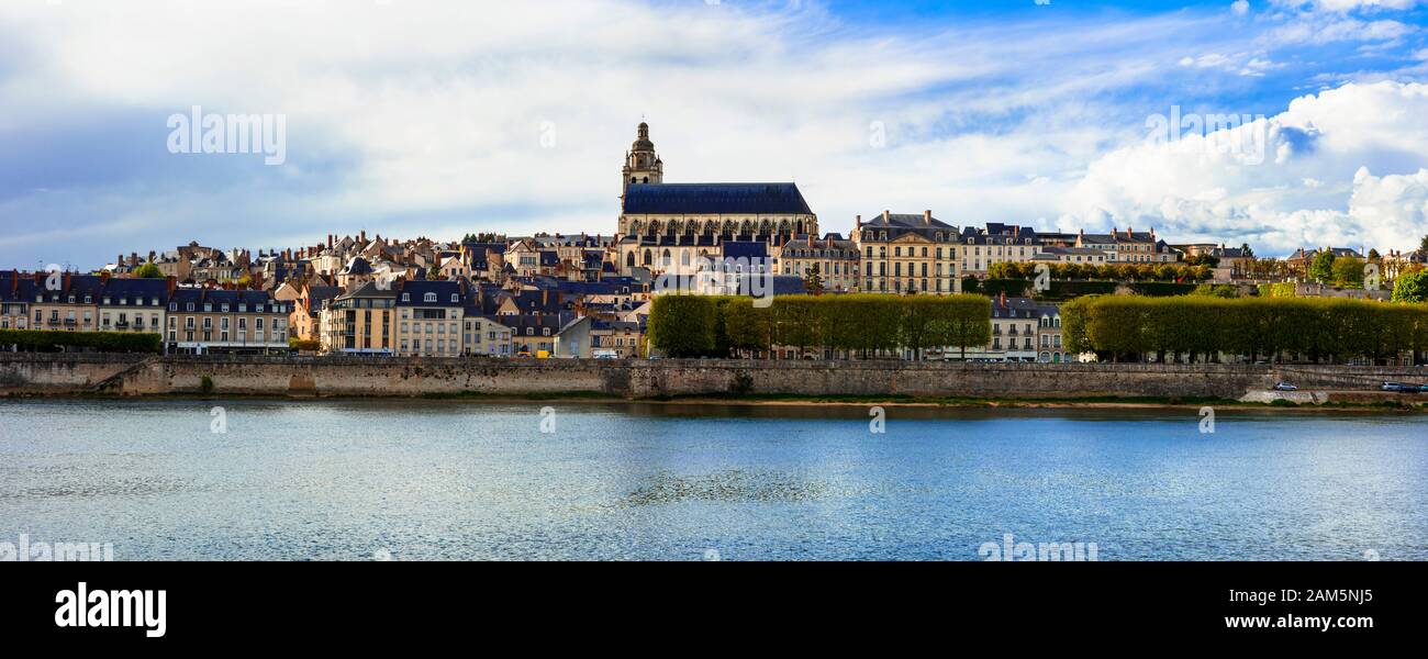 Punti di riferimento della Francia, vista con la città vecchia di Blois e il castello, Valle della Loira. Foto Stock