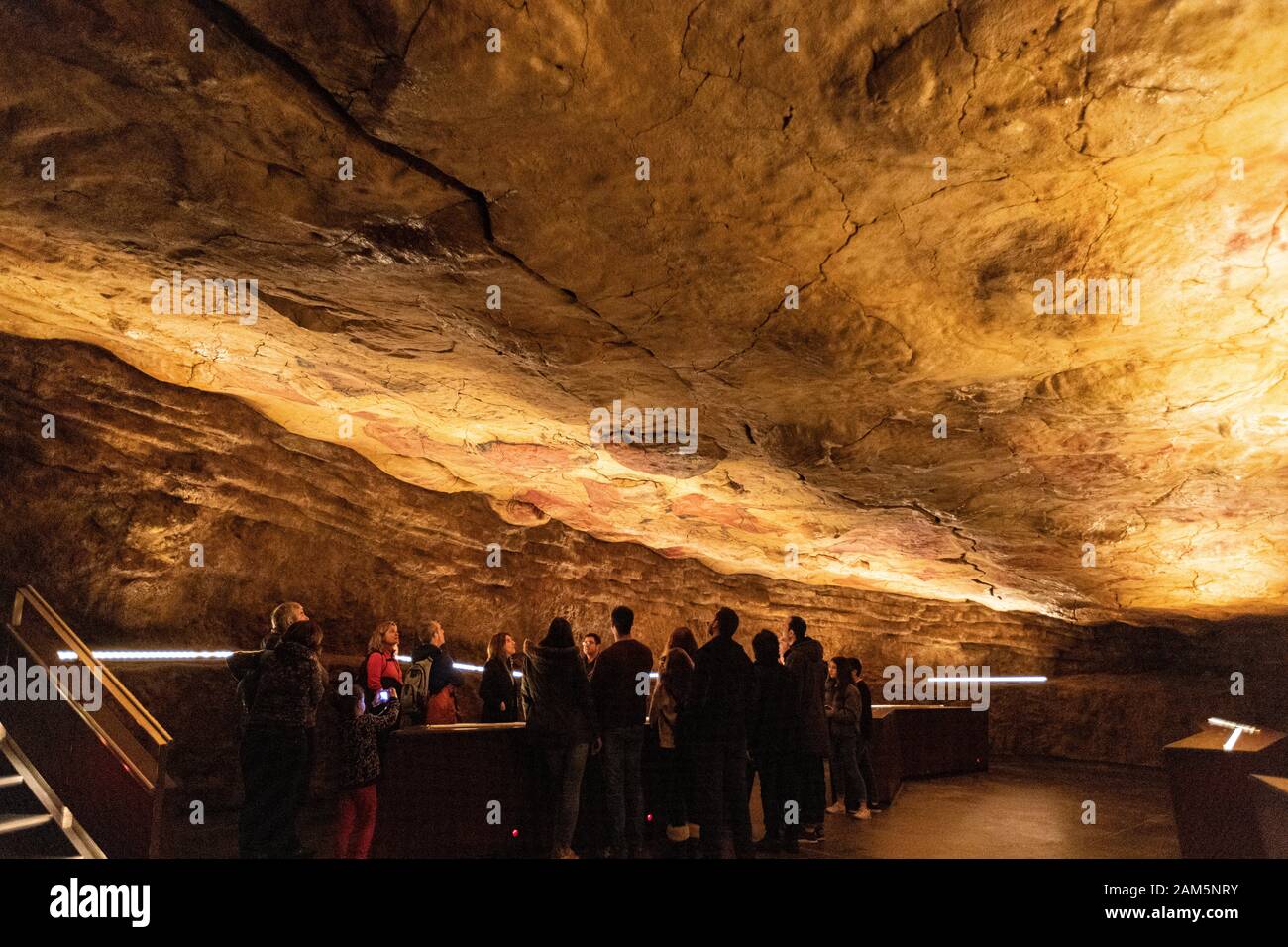 Turisti con guida a Neocave di Grotta di Altamira, Museo Nazionale e Centro  di Ricerca di Altamira , Santillana del Mar, Cantabria, Spagna Foto stock -  Alamy