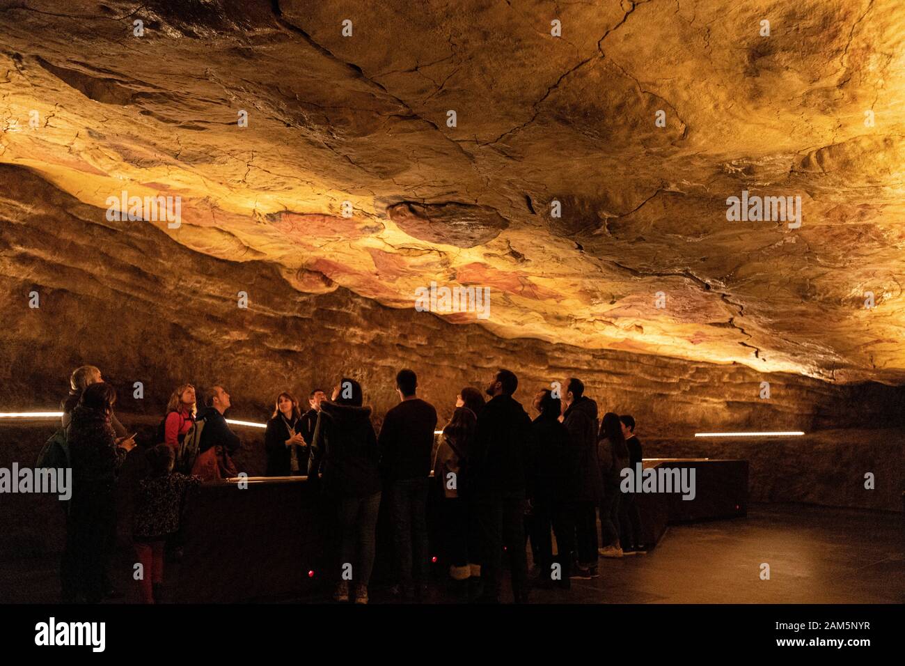 Turisti con guida a Neocave di Grotta di Altamira, Museo Nazionale e Centro di Ricerca di Altamira , Santillana del Mar, Cantabria, Spagna Foto Stock