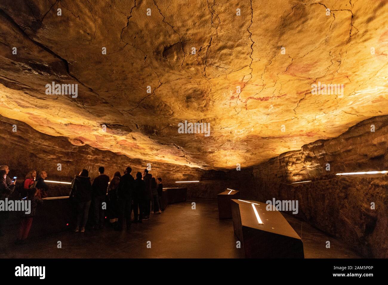 Turisti con guida a Neocave di Grotta di Altamira, Museo Nazionale e Centro di Ricerca di Altamira , Santillana del Mar, Cantabria, Spagna Foto Stock