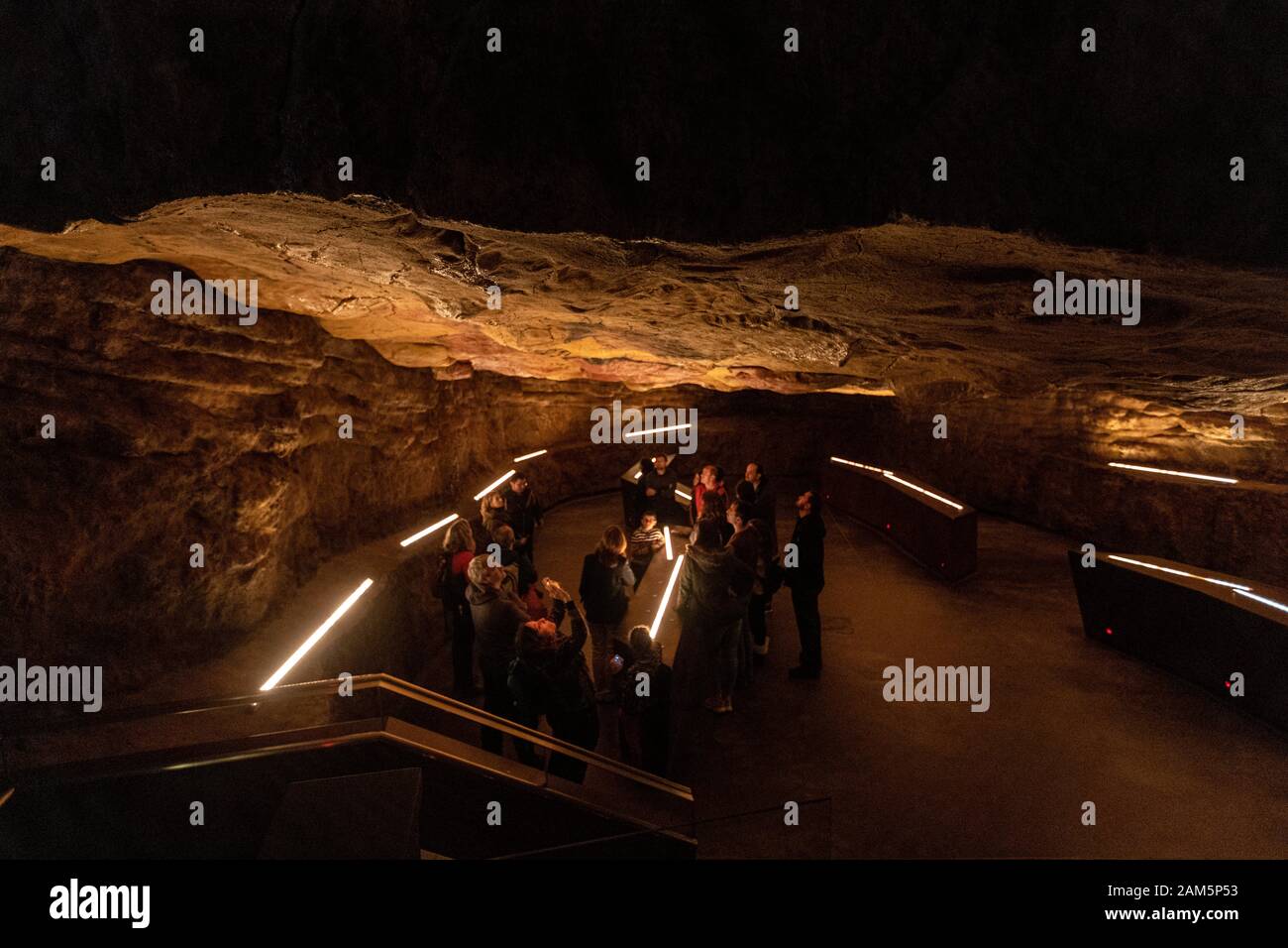 Turisti con guida a Neocave di Grotta di Altamira, Museo Nazionale e Centro di Ricerca di Altamira , Santillana del Mar, Cantabria, Spagna Foto Stock