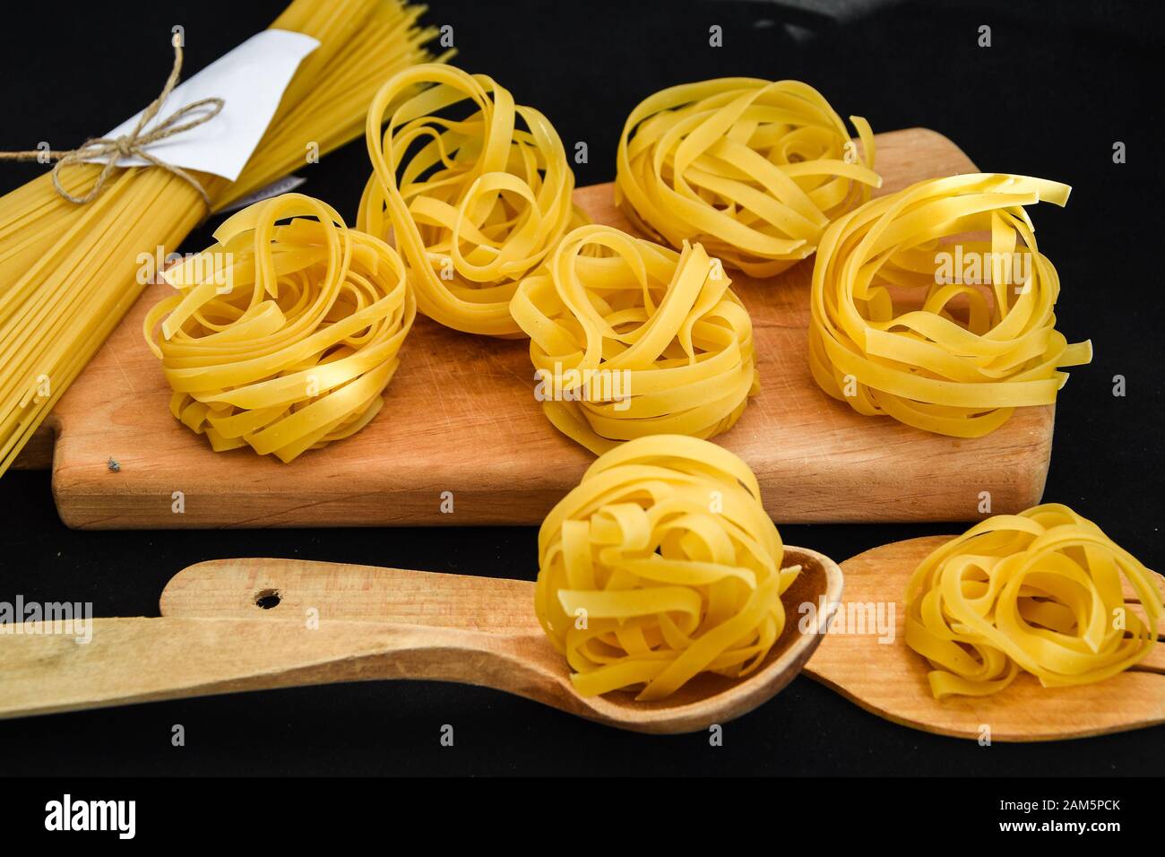 Spaghetti crudi e tagliatelle di pasta rotonda Foto stock - Alamy