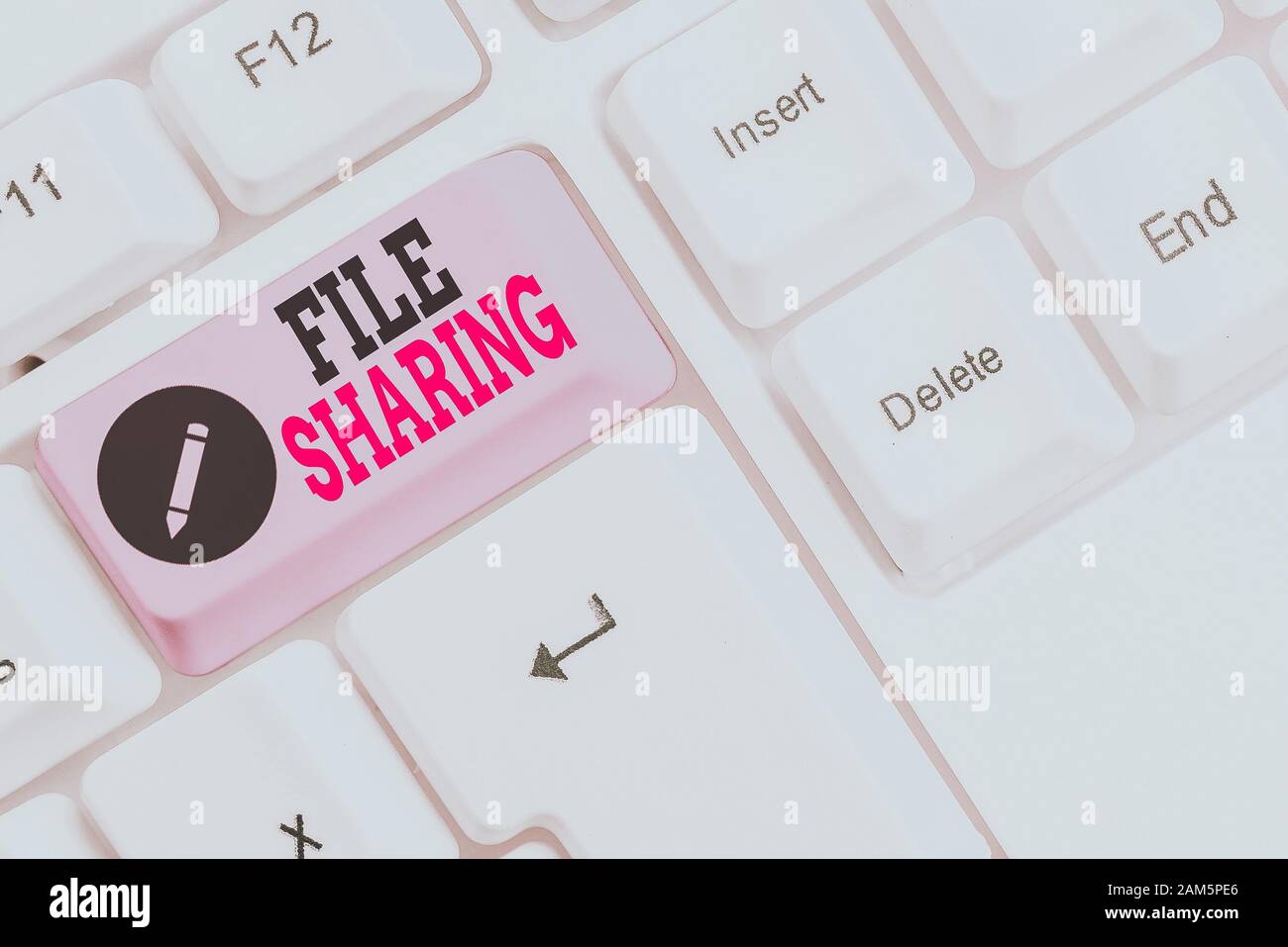 Segno di testo che mostra la condivisione di file. Business photo testo trasmettere file da un computer a un altro su una rete White tastiera PC con vuoto carta nota Foto Stock
