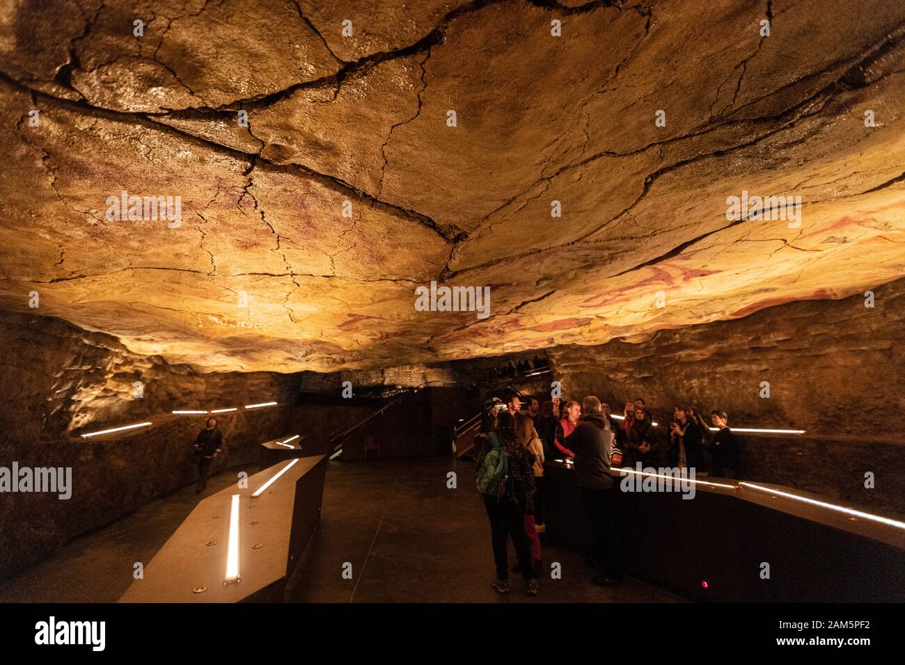 Turisti con guida a Neocave di Grotta di Altamira, Museo Nazionale e Centro di Ricerca di Altamira , Santillana del Mar, Cantabria, Spagna Foto Stock