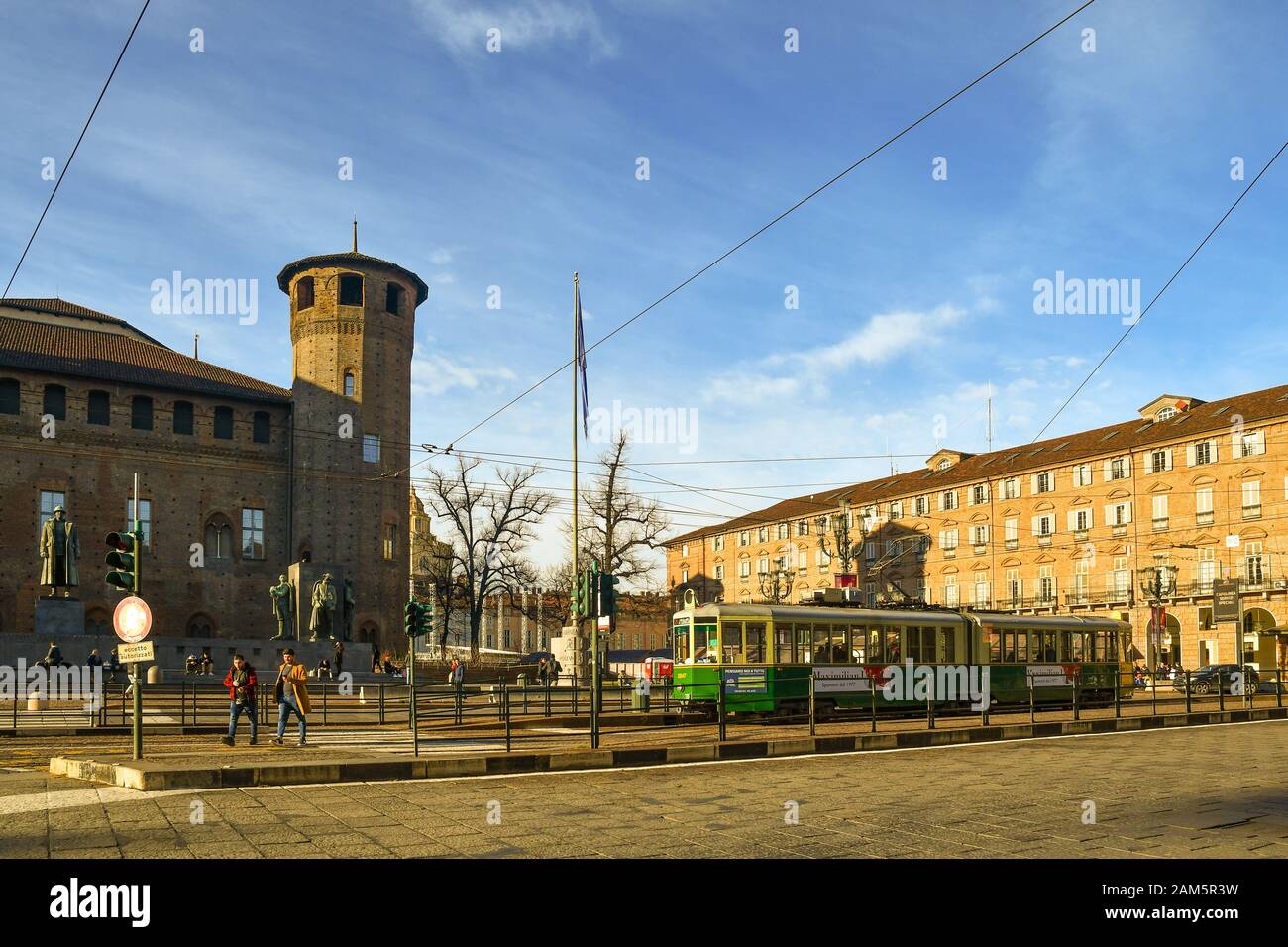 Lo storico tram della linea 7 di fronte alla fortezza medievale Casaforte degli Acaja in Piazza Castello nel centro di Torino, Piemonte, Italia Foto Stock