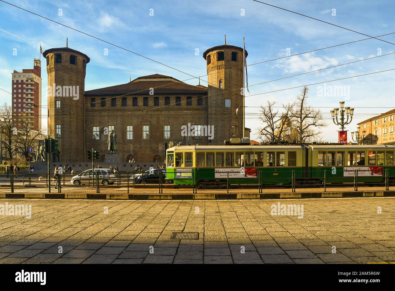 Tram storico di fronte al castello medievale Casaforte degli Acaja con grattacielo Torre Littoria sullo sfondo, Piazza Castello, Torino, Piemonte, Italia Foto Stock