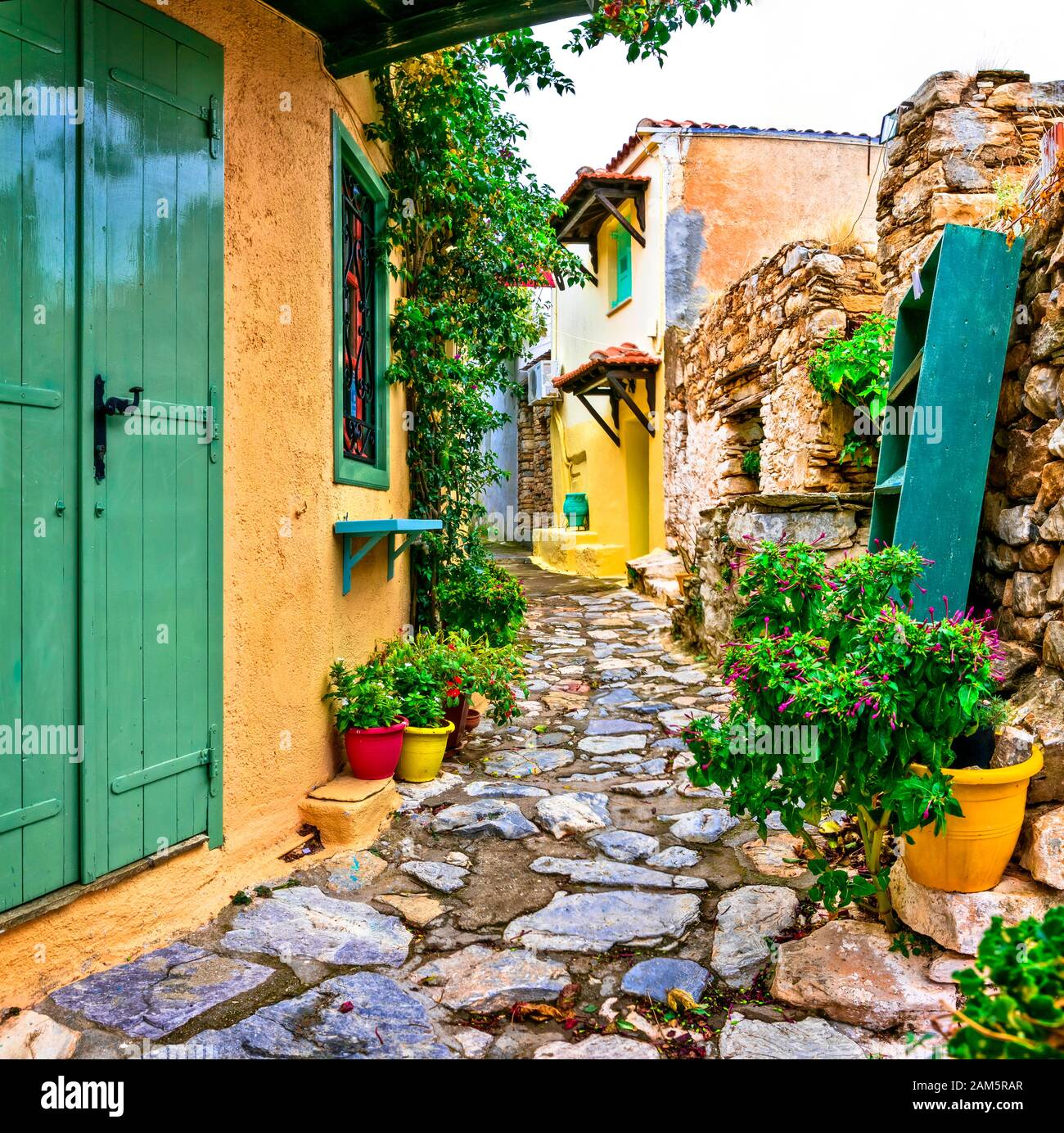 Affascinanti vecchie strade dell'isola di Alonissos, Chora villaggio tradizionale. Sporadi, Grecia Foto Stock