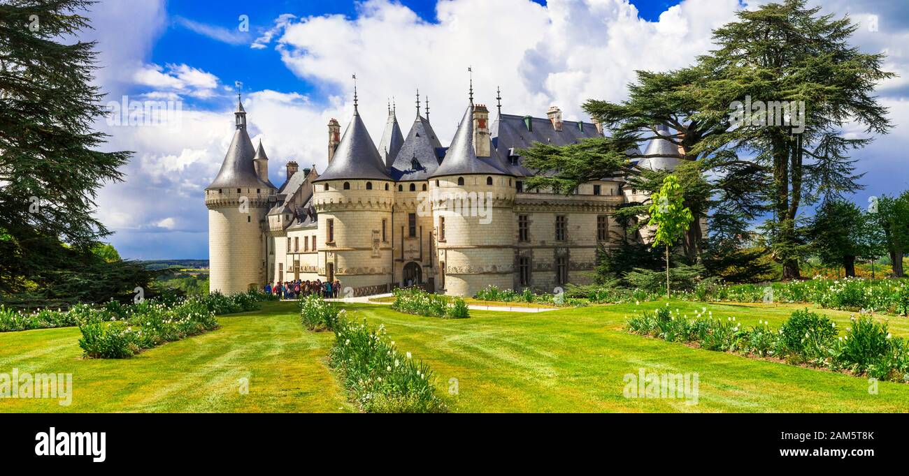 Elegante castello medievale di Chaumont sur Loire, vista con bei giardini, Francia. Foto Stock