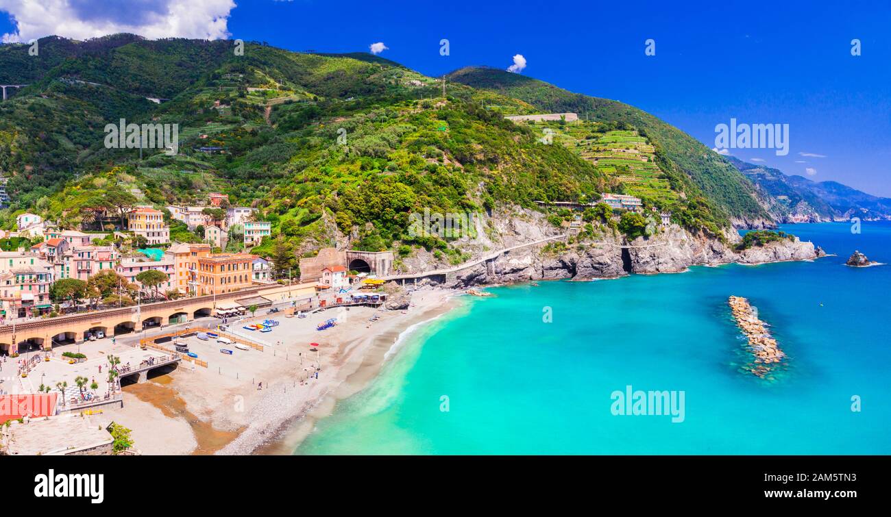 Bel villaggio di Monterosso al Mare,vista mare turchese,case e montagne,Liguria,Italia. Foto Stock