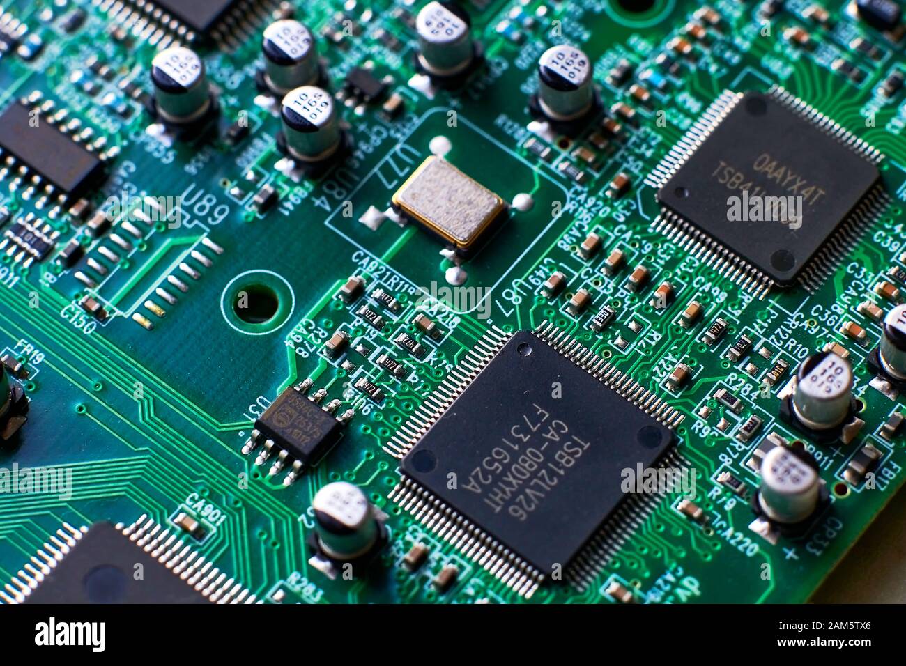Scheda a circuito stampato con chip e componenti radio electronics Foto Stock