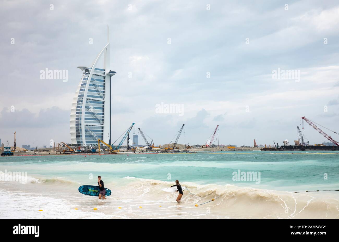 Dubai, Emirati Arabi Uniti, 11 Gennaio 2020: persone navigare in un mare agitato di Dubai Foto Stock