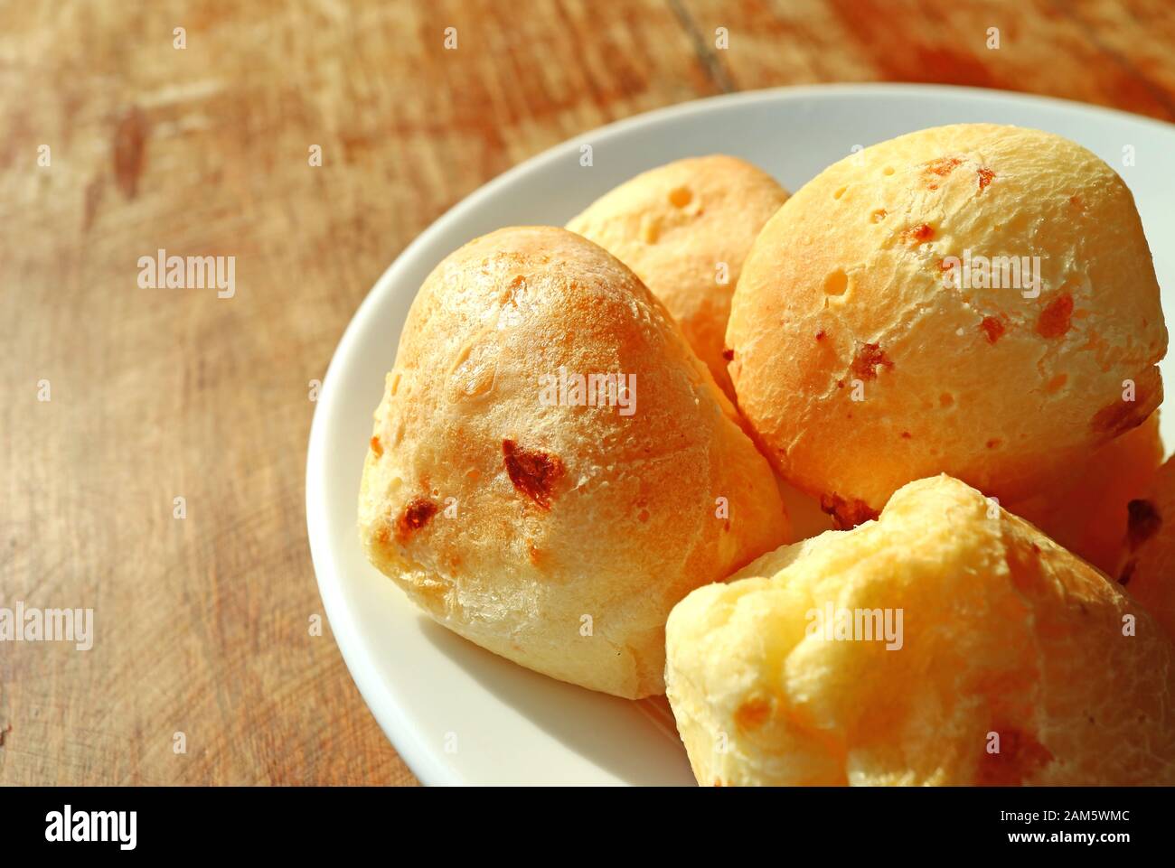 Closeup Delizioso Pao De Queijo, Pane Tradizionale Di Formaggio Brasiliano Servito Su Tavola Di Legno Foto Stock