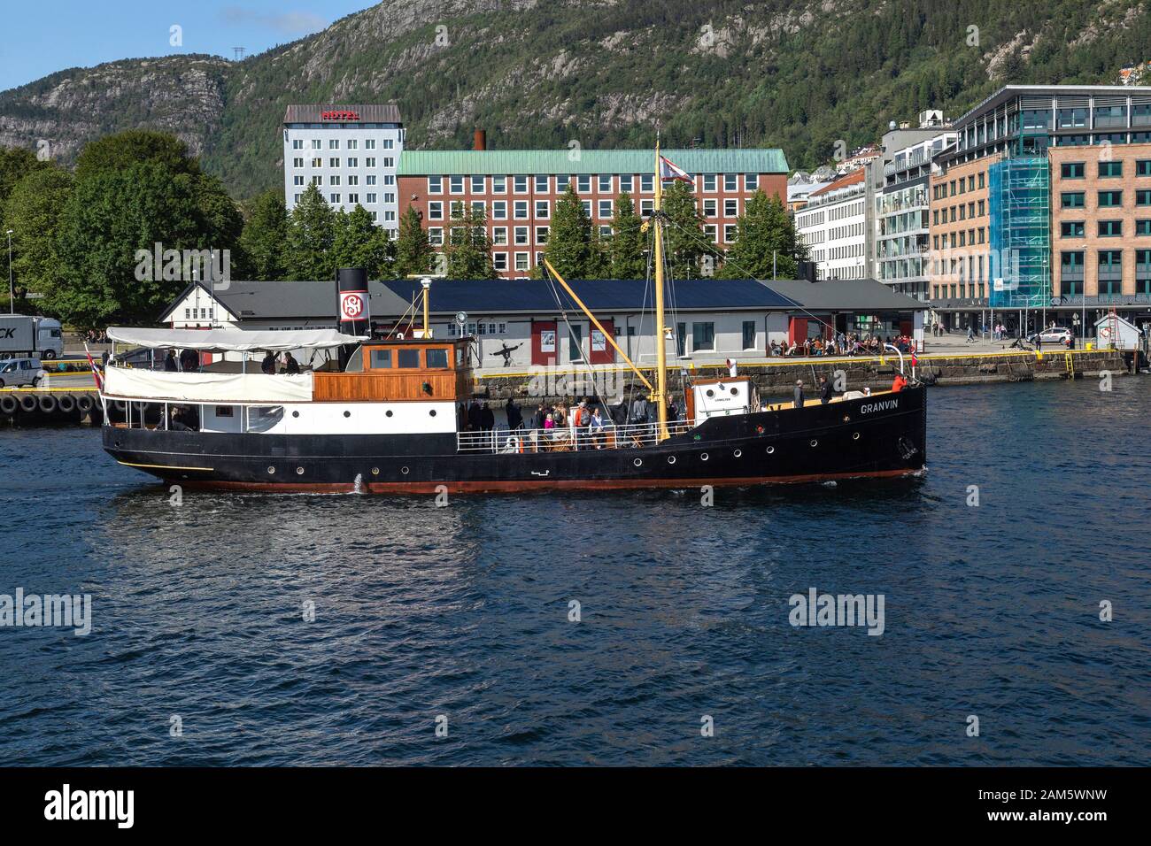 Nave a vapore per passeggeri veterani Granvin, costruita nel 1931. Arrivo al porto di Bergen, Norvegia. Foto Stock