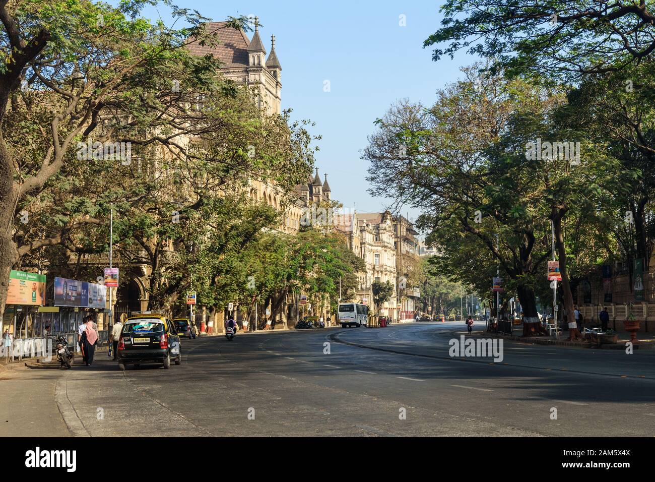 Vista sulla strada con l'Elphinstone College di Mumbai. India Foto Stock