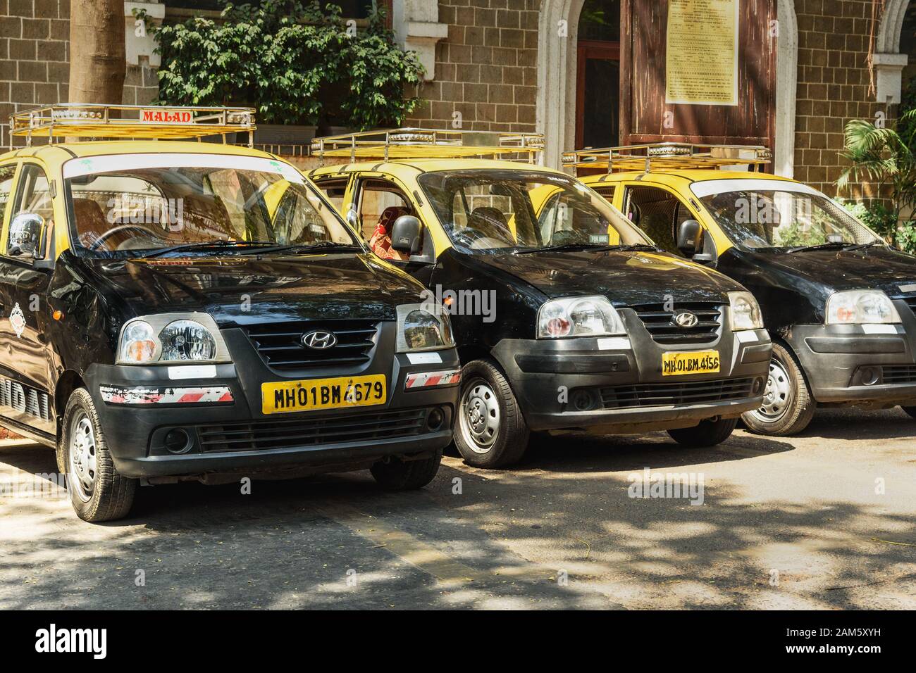 Vecchio taxi nero e giallo Mumbai sulla strada a Mumbai. India Foto Stock