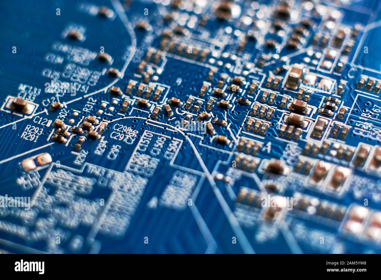 Scheda a circuito stampato con chip e componenti radio electronics Foto Stock