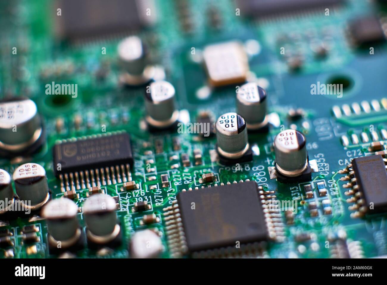 Scheda a circuito stampato con chip e componenti radio electronics Foto Stock