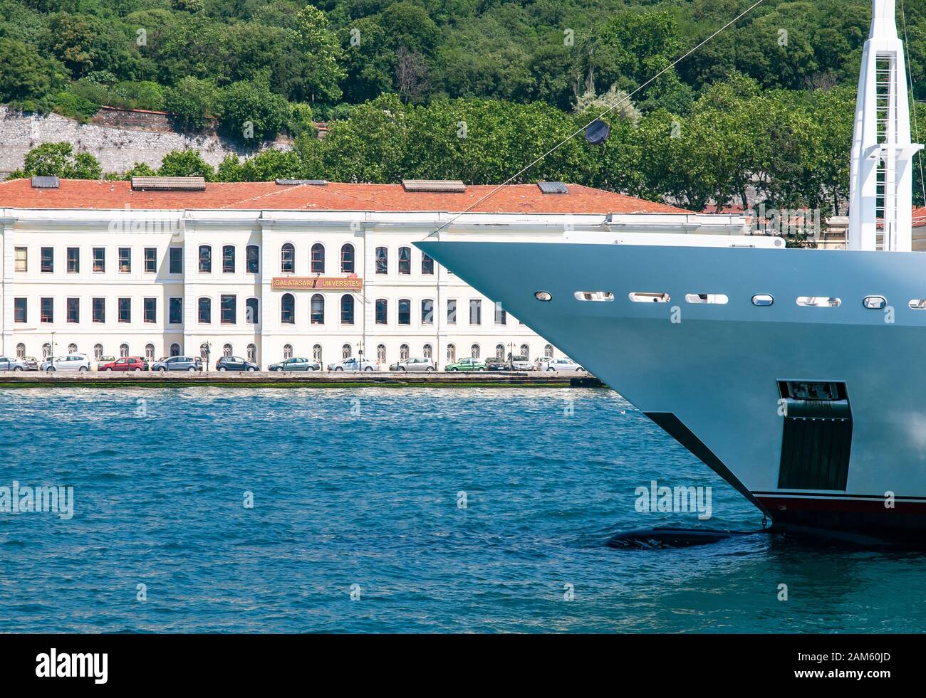 Galatasaray Universitesi, edificio universitario sulla costa dello stretto di Bosporus. Yacht passando. Foto scattata dalla nave da crociera. Foto Stock