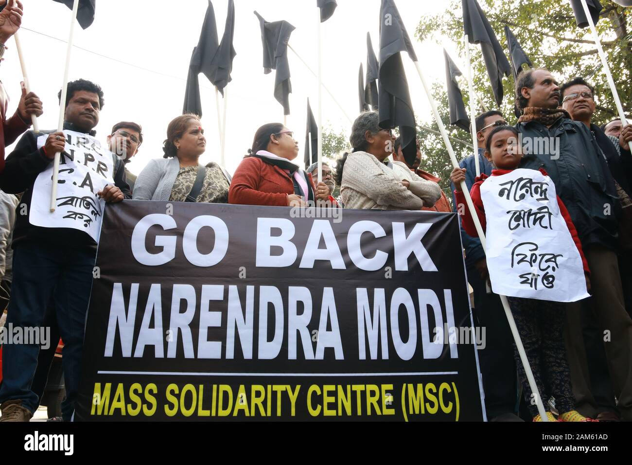 Kolkata, India. Xi gen, 2020. Gli attivisti dell'unità sociali Centro di India (SUCI) tenere cartelli e gridare slogan contro il primo ministro dell'India Narendra Modi come essi partecipano a una manifestazione di protesta contro l'India la nuova legge sulla cittadinanza. (Foto di Dipa Chakraborty/Pacific Stampa) Credito: Pacific Press Agency/Alamy Live News Foto Stock