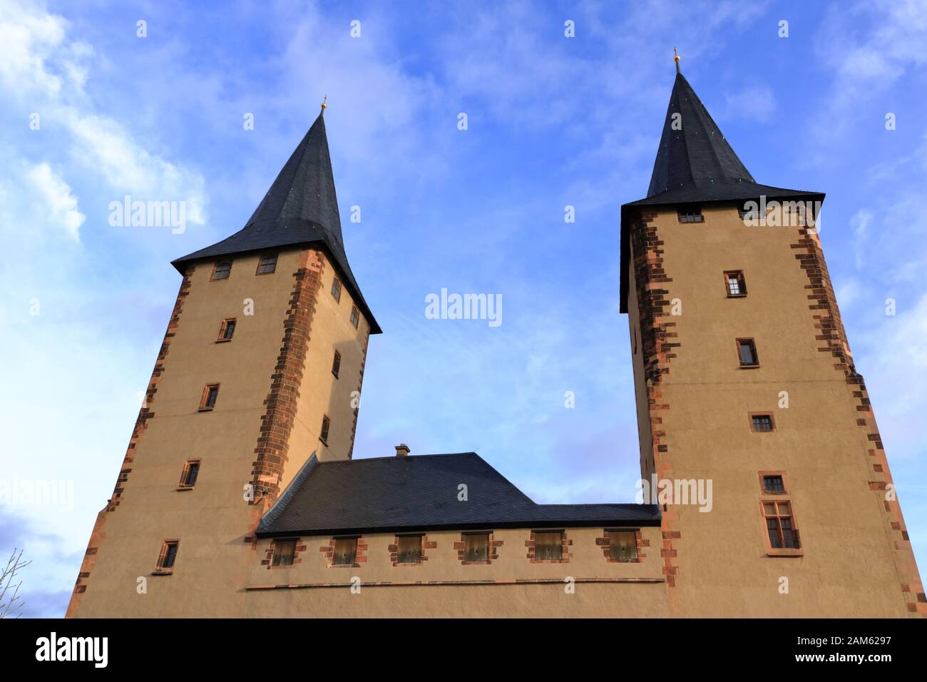 Torri del castello medievale in Rochlitz/Sassonia/Germania in Europa con il cielo blu e nuvole bianche Foto Stock