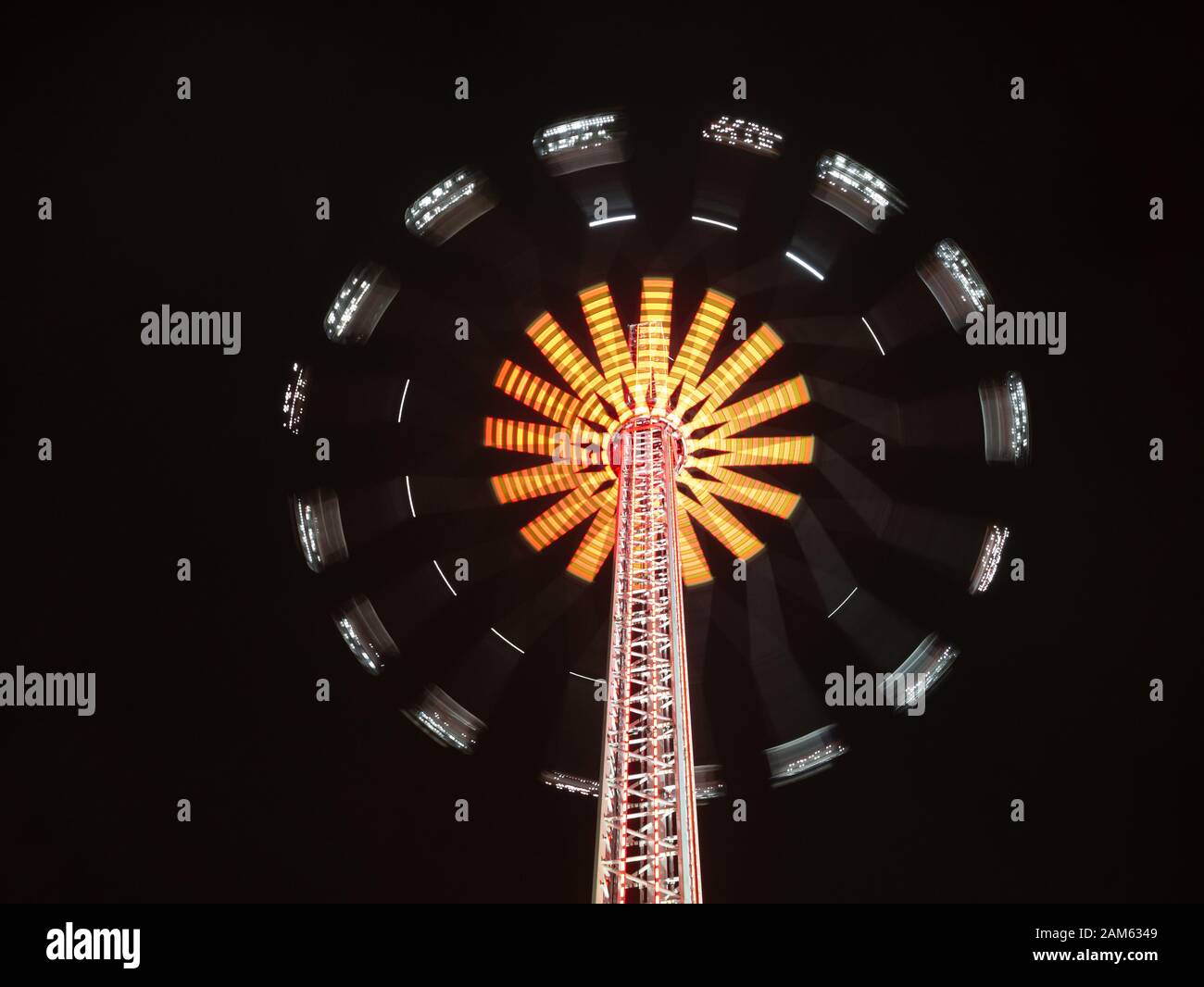 Cerchi di luci creati dal movimento ruota rotante di notte in divertimento inverno parco delle meraviglie a Londra Foto Stock