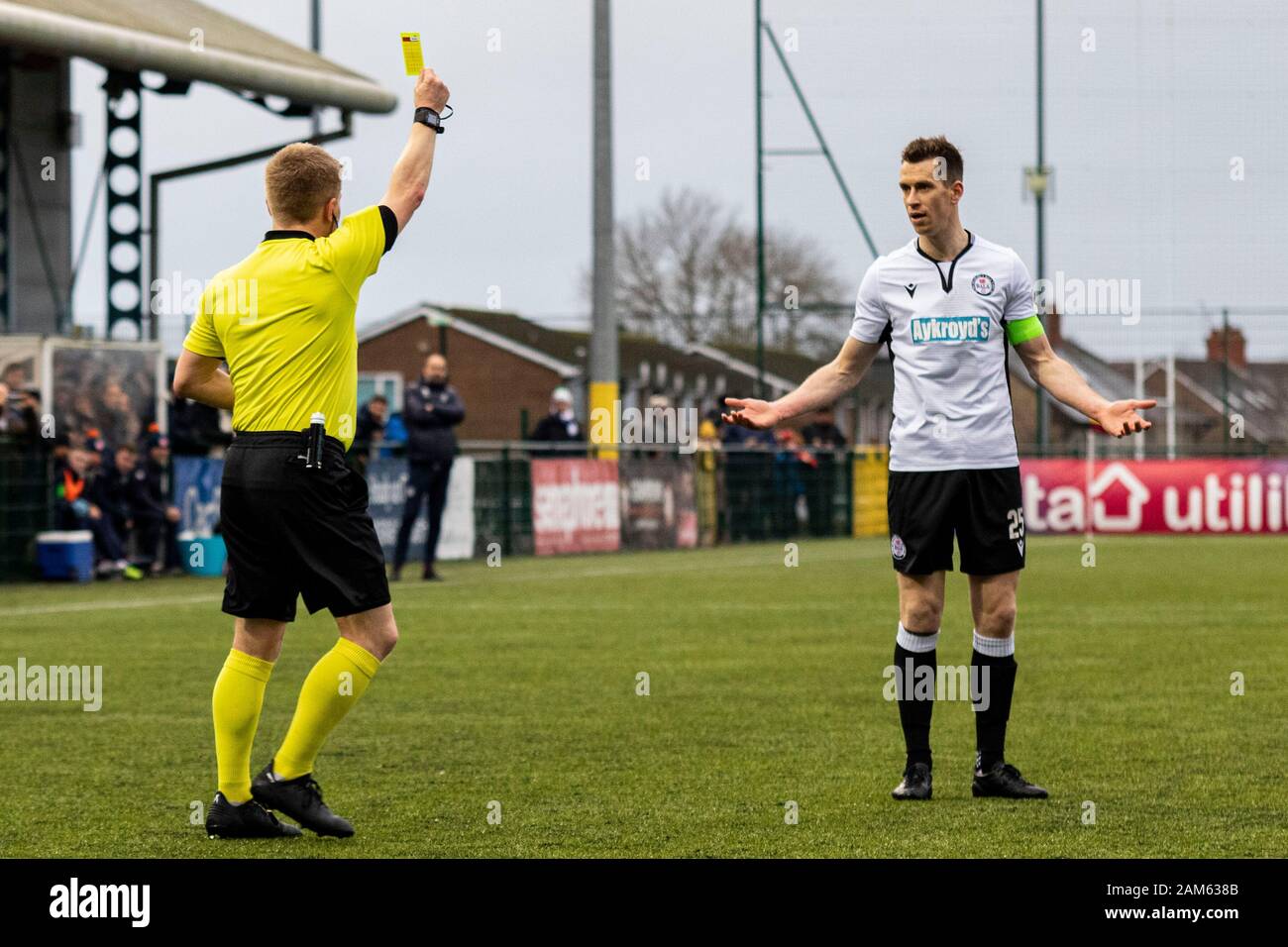 Chris Venables di Bala Town è mostrato un cartellino giallo. Cardiff Metropolitan University / Bala Town al Cyncoed Campus nel JD Cymru Premier. Foto Stock