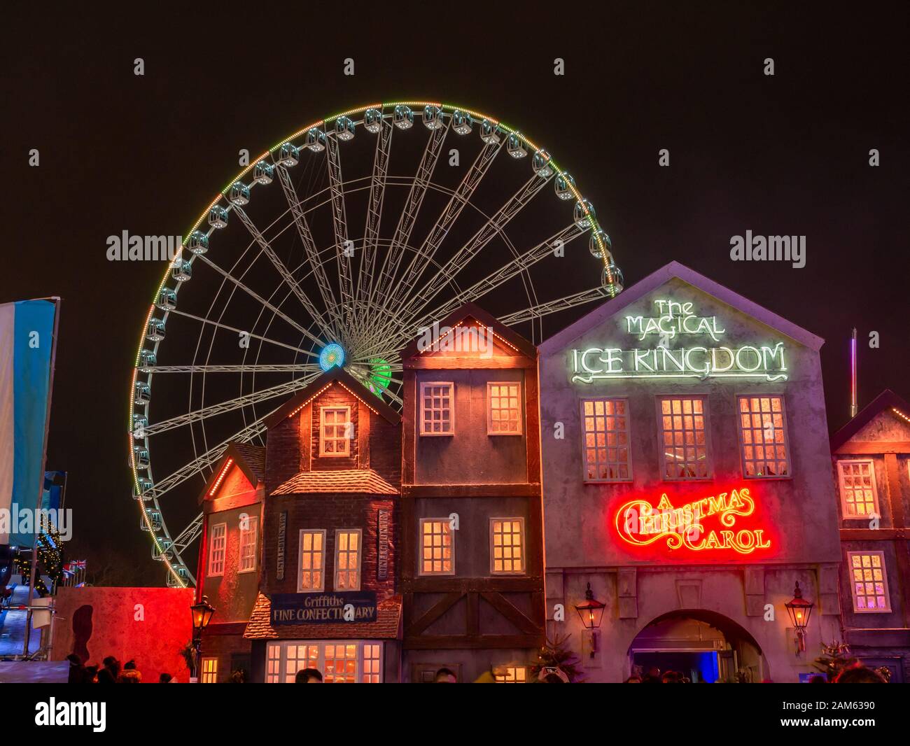 London, England, Regno Unito - 28 dicembre 2019: filatura ruota panoramica Ferris di notte in winter wonderland a Londra - Vacanze di Natale, REGNO UNITO Foto Stock