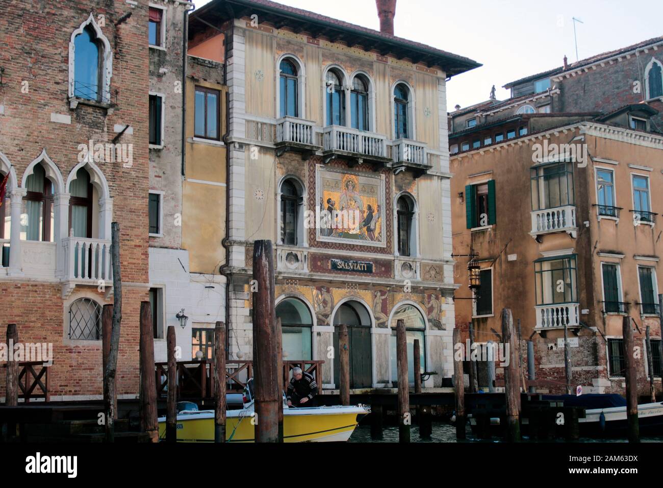 Dorsoduro, Venezia, Italia 3 febbraio 2013 Palazzo Salviati al Canal Grande, con un piccolo molo e una barca gialla per i passeggeri. Foto Stock