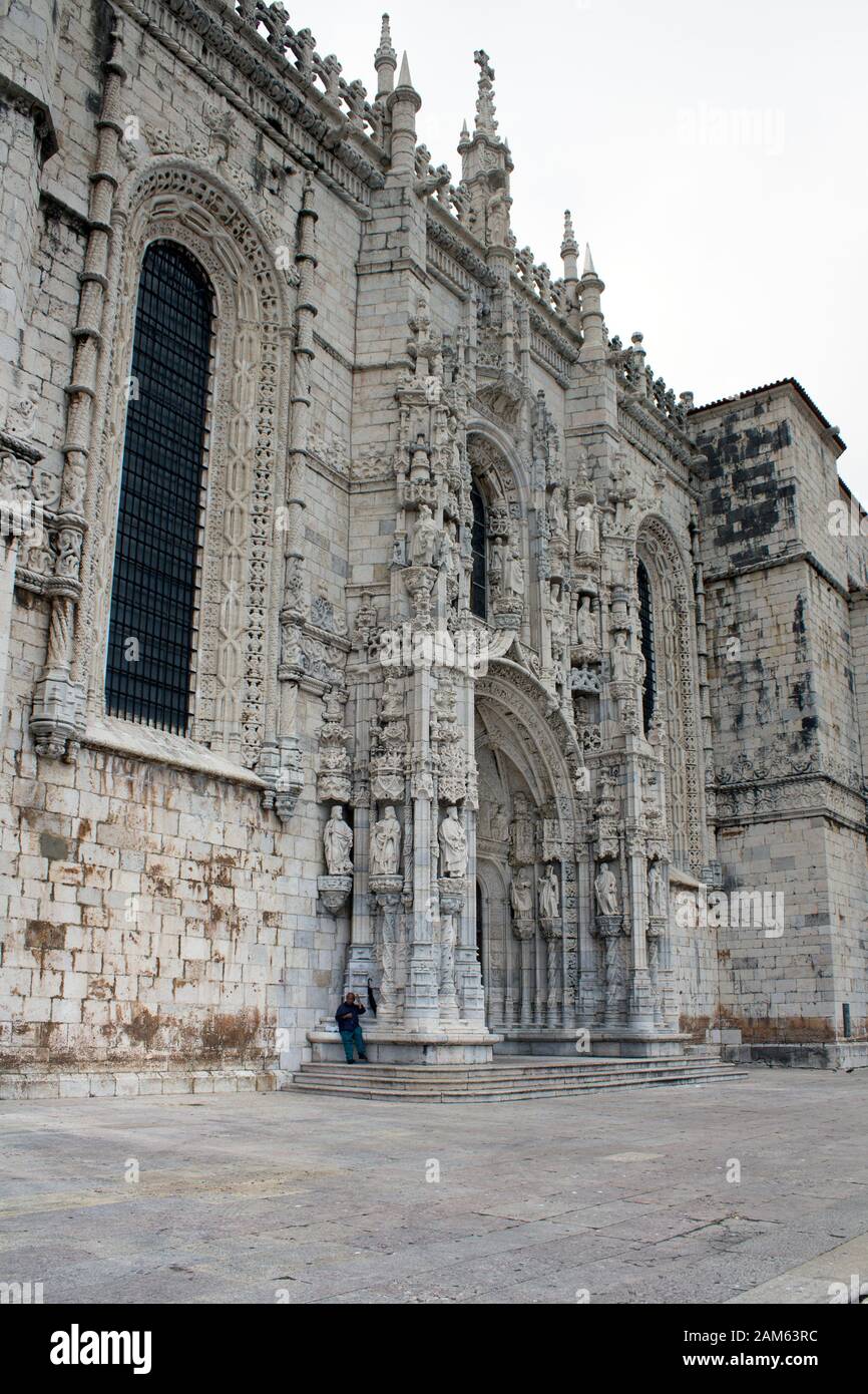 Belem, Lisbona, Portogallo 2 giugno 2012 Alla porta del Monastero di Jeronimos, un uomo riposa con il suo ombrello. Foto Stock