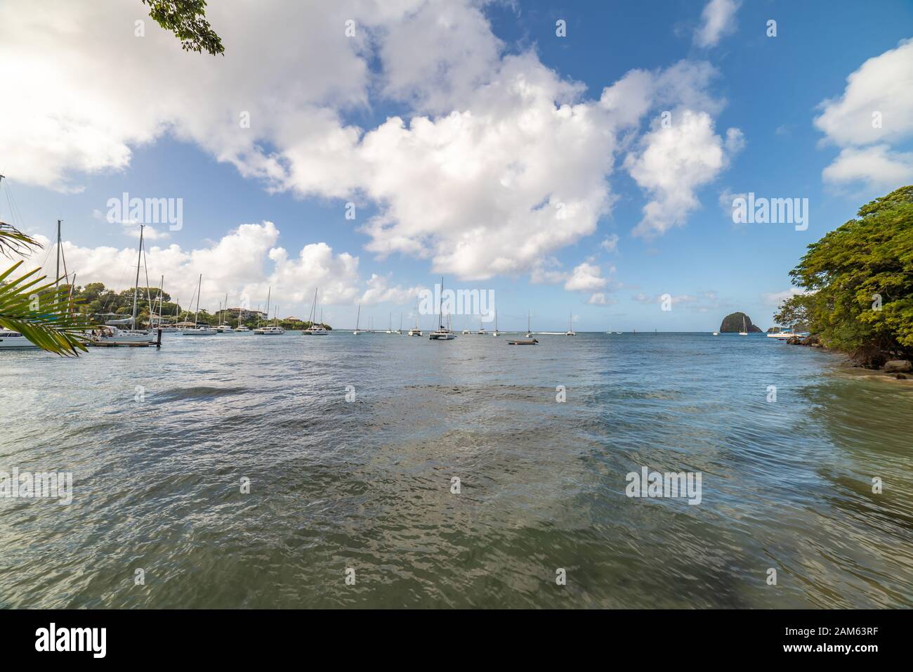 Barche a vela in barca a vela Blue Lagoon con forte Duvernette sullo sfondo, Saint Vincent, Saint Vincent e Grenadine Foto Stock
