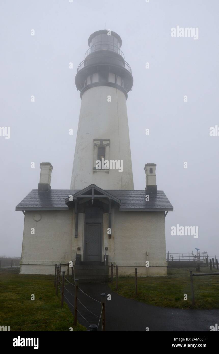 Faro di Yaquina Head nella nebbia. Oregon faro Stati Uniti d'America Foto Stock