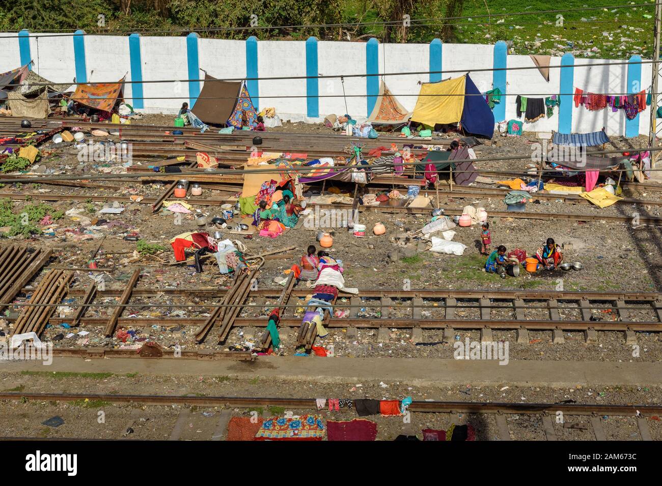 I poveri indiani vivono vicino alla ferrovia di Suburban a Dharavi Slum a Mumbai. India Foto Stock