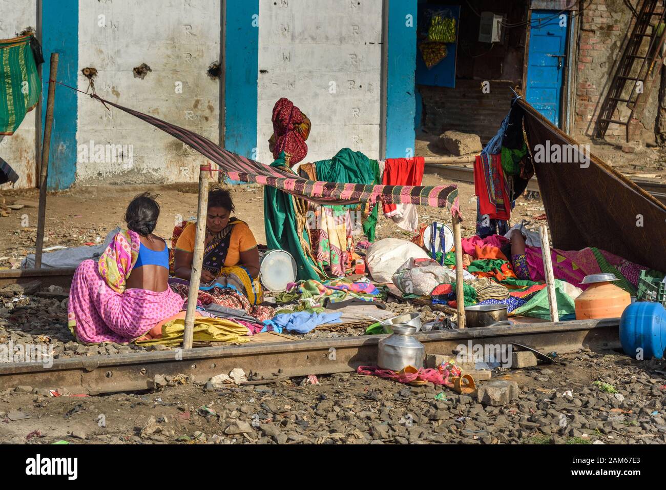 I poveri indiani vivono vicino alla ferrovia di Suburban a Dharavi Slum a Mumbai. India Foto Stock