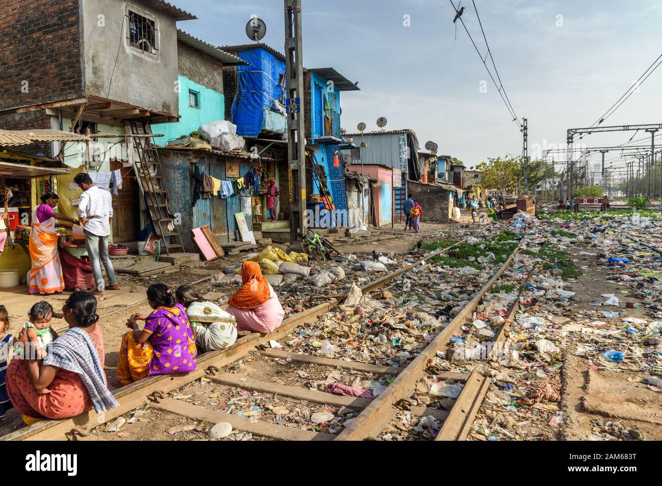 Vista delle baraccopoli spazzatura zona povera vicino alla ferrovia di Suburban. Dharavi Slum A Mumbai. India Foto Stock