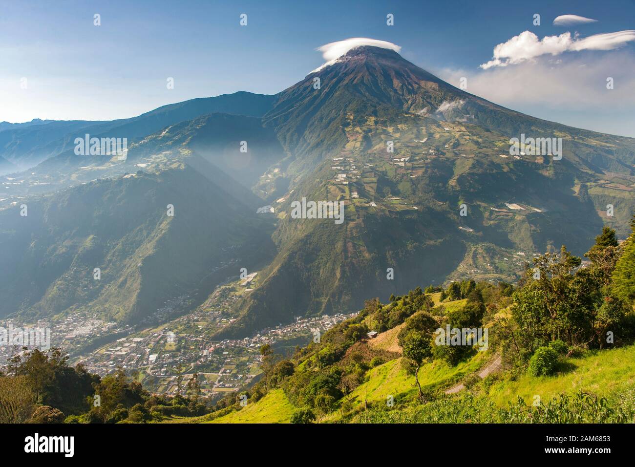 Vista sulla città di Baños de Agua Santa e Tungurahua vulcano (5023m) in Ecuador. Foto Stock