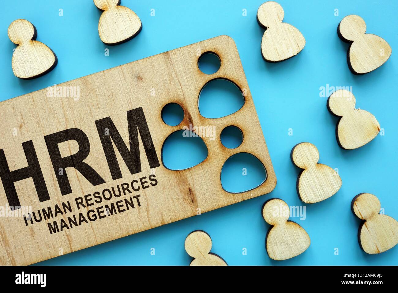 Il Responsabile risorse umane risorse umane il concetto di gestione. Figure in legno su sfondo blu. Foto Stock