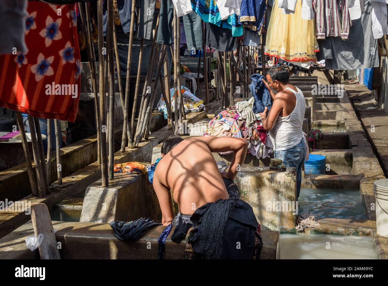 I wokers indiani che lavano i vestiti a Dhobi Ghat è lavanderia esterna a Mumbai. India Foto Stock