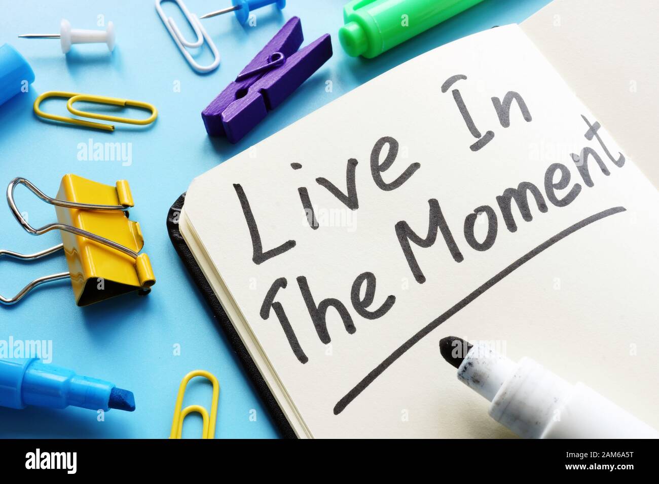 Vivere nel momento in cui una frase scritta a mano nella nota. Foto Stock Vivere nel momento in cui una frase scritta a mano nella nota. Foto Stock
